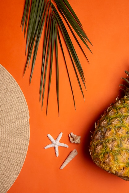 Photo gratuite ambiance estivale avec ananas et crustacés