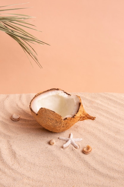 Ambiance estivale avec du sable et de la noix de coco
