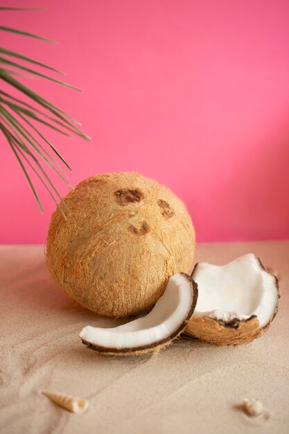 Ambiance estivale avec du sable et de la noix de coco