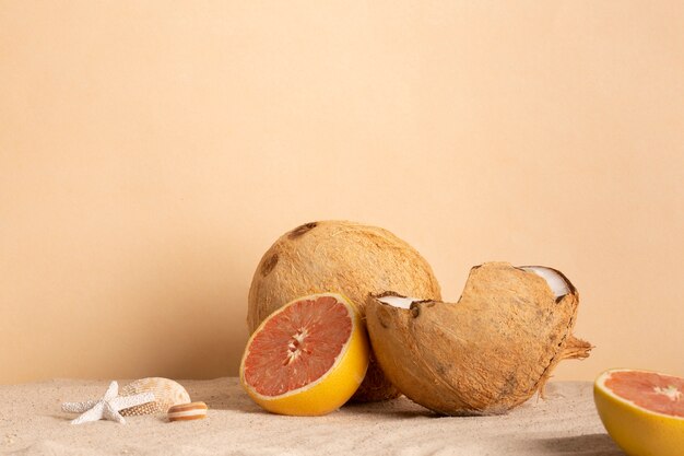 Ambiance estivale avec noix de coco et pamplemousse