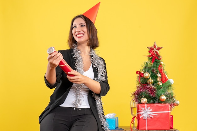 Ambiance de Noël avec une belle dame se sentir heureuse au bureau sur jaune