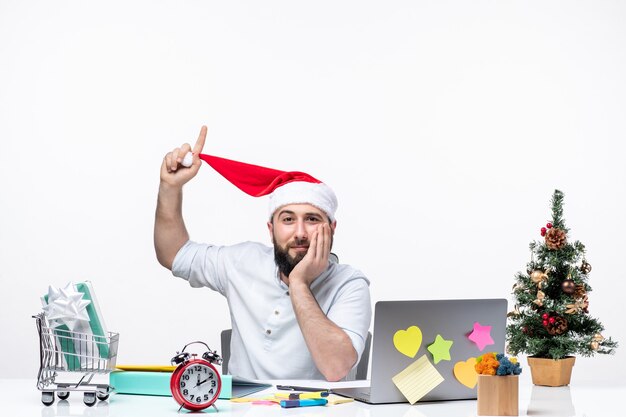 Ambiance de Noël avec un jeune adulte occupé confus jouant avec son père noël travaillant