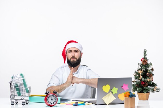 Ambiance de Noël avec un jeune adulte avec son père noël engagé dans un projet au bureau