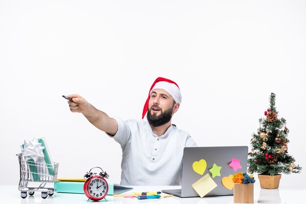 Ambiance de Noël avec un jeune adulte surpris avec le père noël travaillant