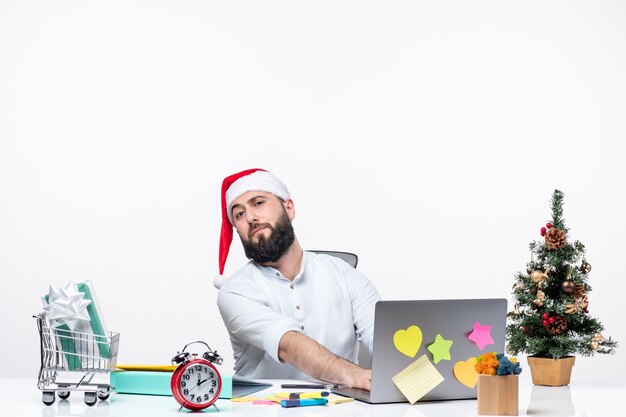 Ambiance de Noël avec un jeune adulte surpris avec le père noël travaillant