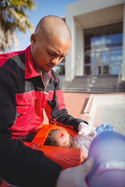 Photo gratuite un ambulancier donne de l'oxygène à une fille blessée