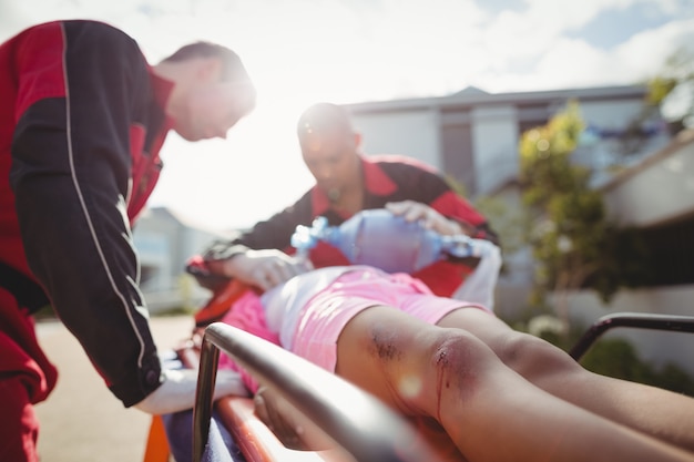 Un ambulancier donne de l'oxygène à une fille blessée