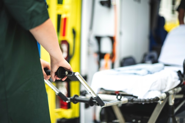 Les ambulanciers au travail avec une ambulance