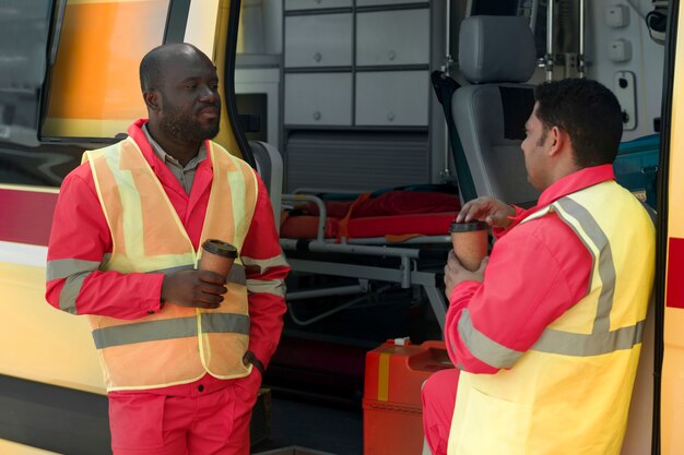 Ambulanciers à coup moyen avec des tasses à café