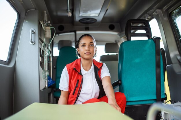 Les ambulanciers sortent la civière de l'ambulance de la voiture Les ambulanciers font rouler la civière de l'ambulance