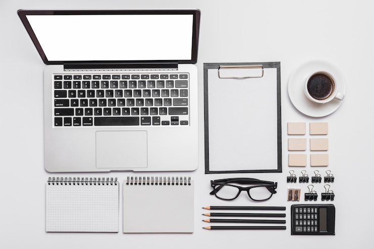 Photo gratuit aménagement du bureau avec ordinateur portable; fournitures et tasse à café