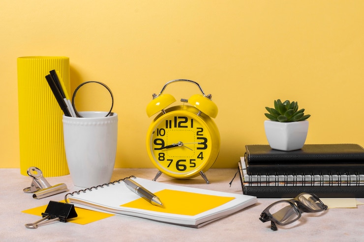 Photo gratuit aménagement de l'espace de travail avec horloge