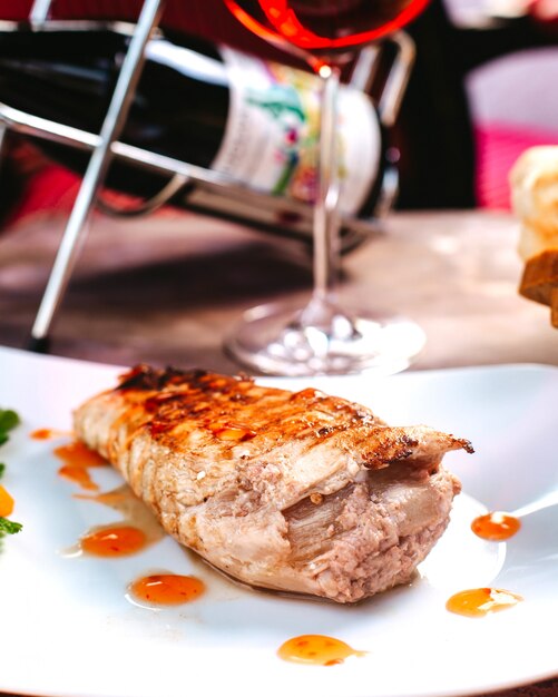 Un ami de tranche de viande vue de face à l'intérieur de la table décorée