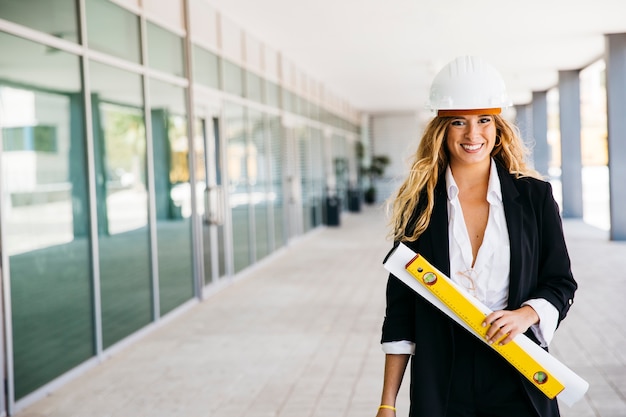 Amicale femme architecte avec casque