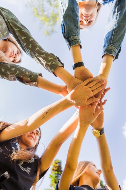 Amies adolescentes empilant les mains ensemble