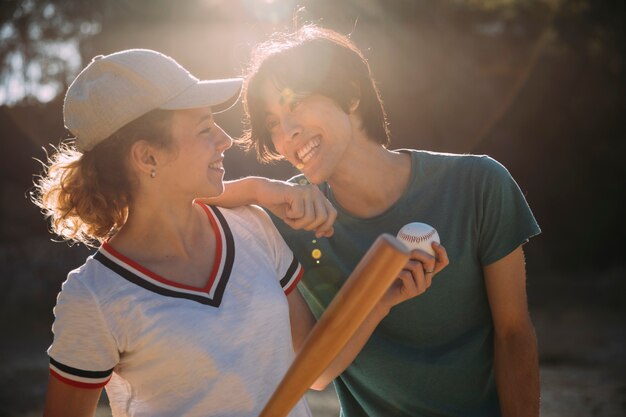 Amies adolescentes multiethniques jouant au baseball