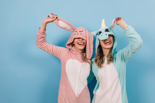 Photo gratuite amies drôles posant en kigurumi