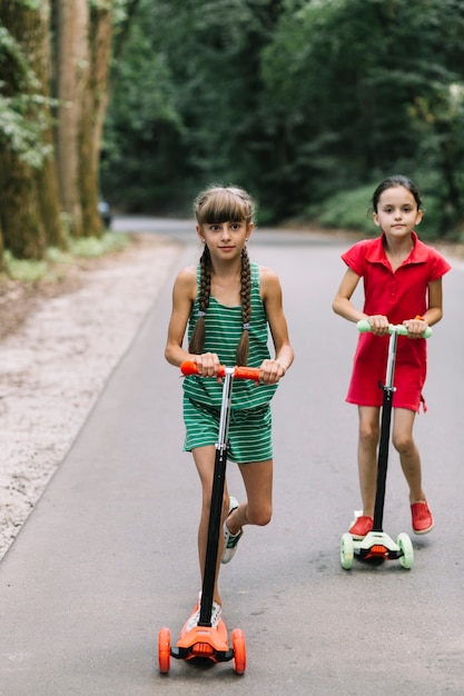 Amies, équitation, scooter, sur, route