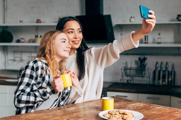 Amies faire selfies à la maison