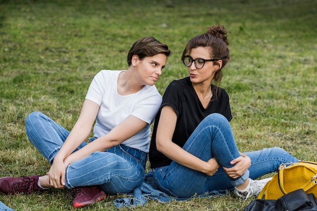 Amies faisant des grimaces dans le parc