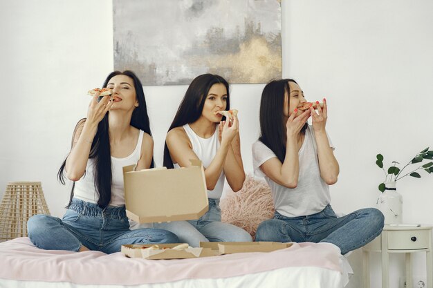 Amies filles ont une soirée pyjama à la maison