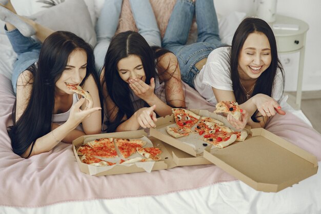 Amies filles ont une soirée pyjama à la maison