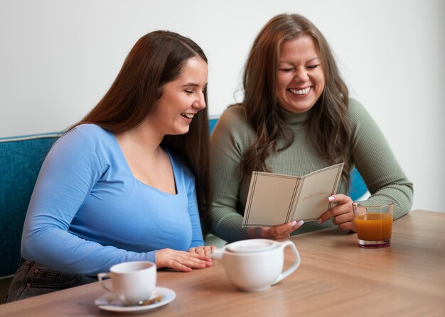 Amies de grande taille passant du temps ensemble dans un restaurant