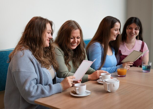 Amies de grande taille passant du temps ensemble dans un restaurant