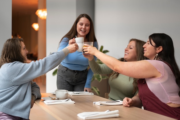 Amies de grande taille passant du temps ensemble dans un restaurant