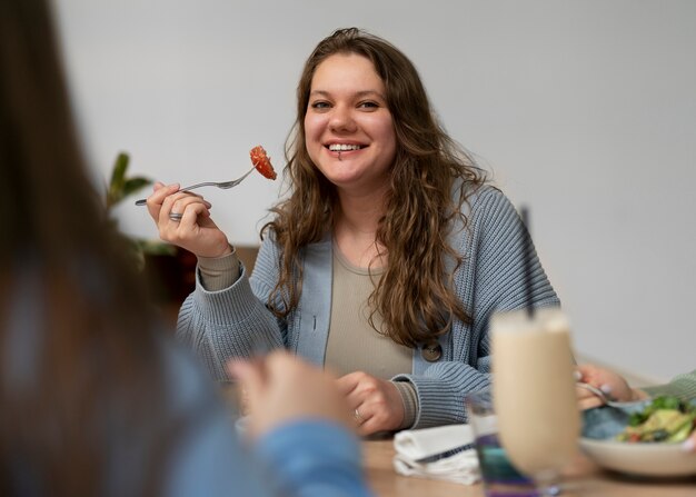 Amies de grande taille passant du temps ensemble dans un restaurant