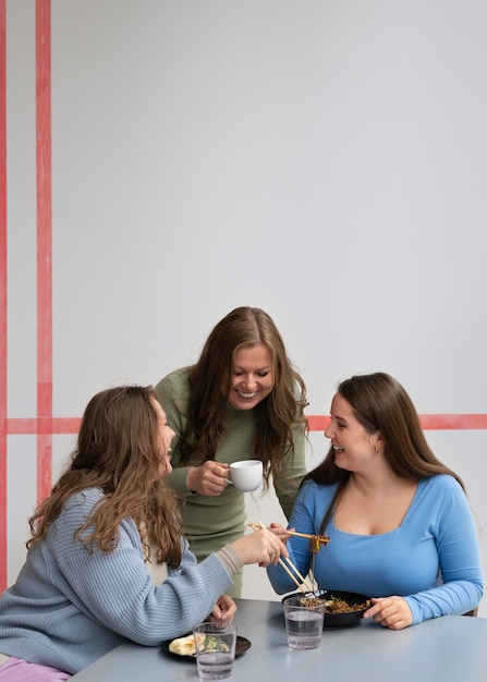 Photo gratuite amies de grande taille passant du temps ensemble dans un restaurant