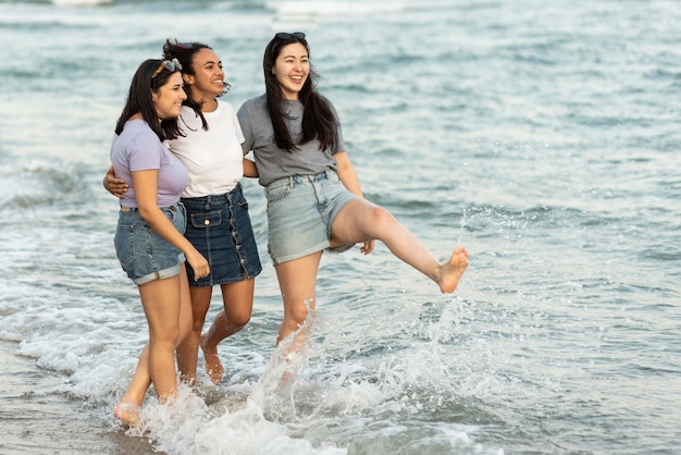 Amies sur la plage ensemble