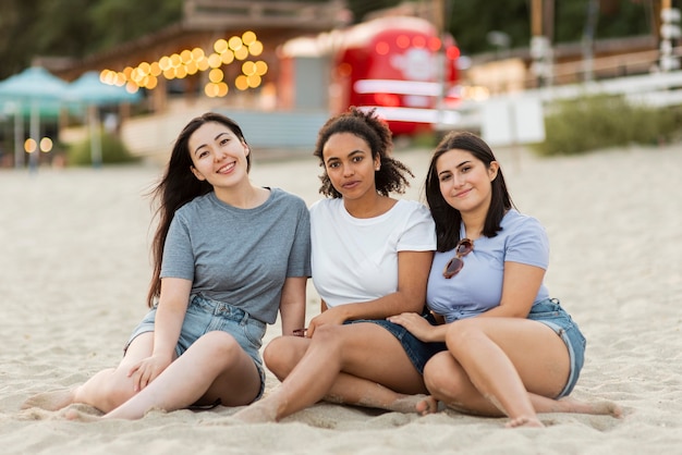 Amies posant ensemble sur la plage