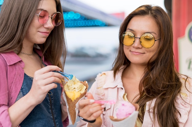 Photo gratuite amies s'amusant avec de la nourriture