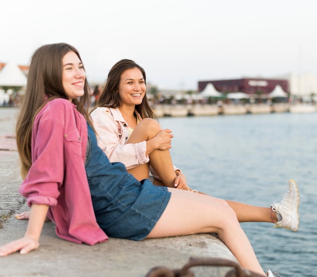 Amies se reposant ensemble au bord du lac