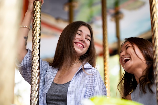 Amies Smiley sur le carrousel