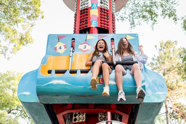 Amies Smiley s'amusant dans le parc d'attractions