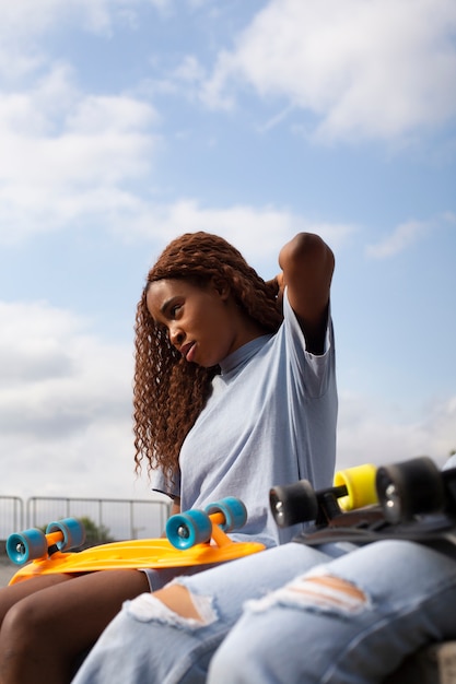 Photo gratuite amis adolescents au parc de la patinoire ensemble