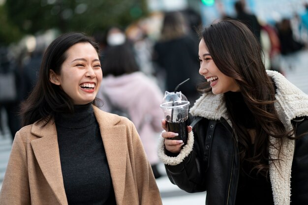 Amis adolescents japonais s'amusant