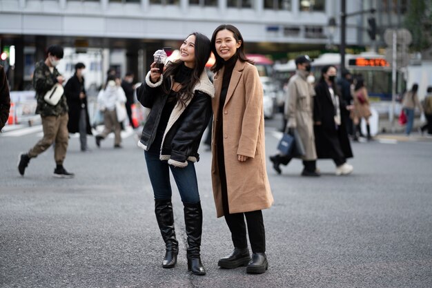 Amis adolescents japonais s'amusant