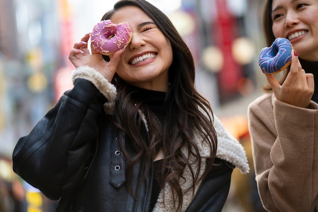 Photo gratuite amis adolescents japonais s'amusant