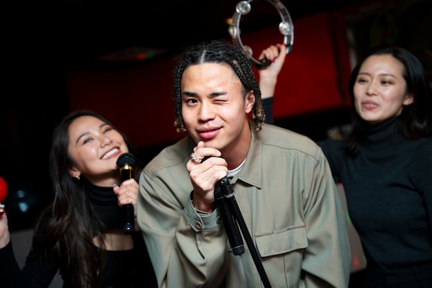 Amis adolescents japonais s'amusant