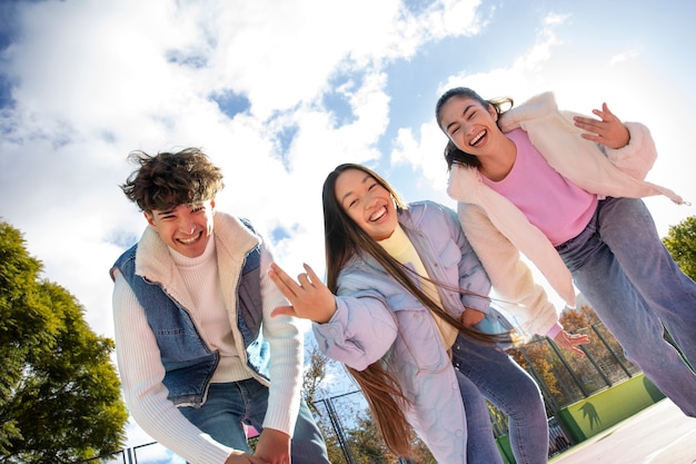 Amis adolescents s'amusant ensemble