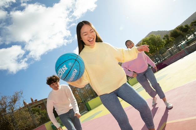 Amis adolescents s'amusant ensemble