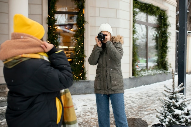 Photo gratuite amis adolescents s'amusant en hiver