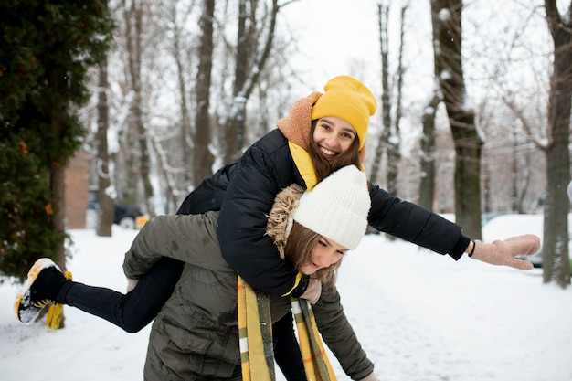 Photo gratuite amis adolescents s'amusant en hiver