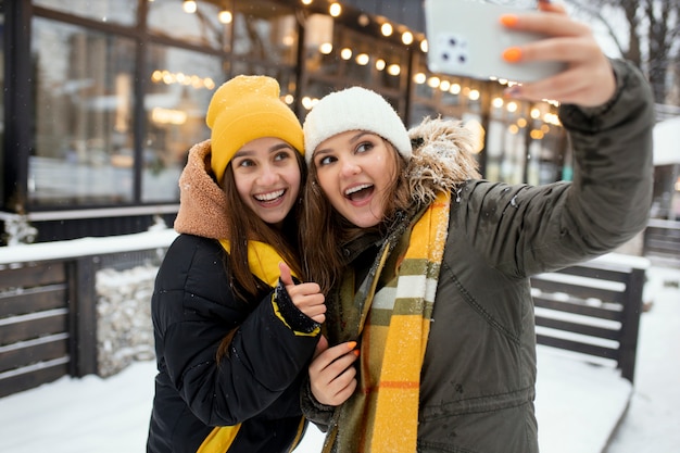 Photo gratuite amis adolescents s'amusant en hiver