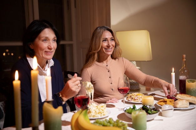 Amis d'âge moyen la nuit en train de dîner