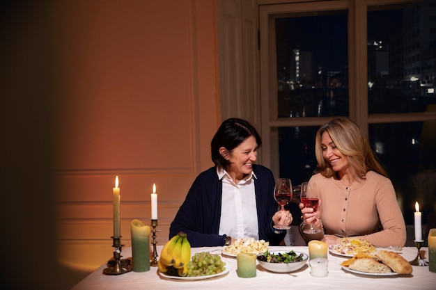 Amis d'âge moyen la nuit en train de dîner