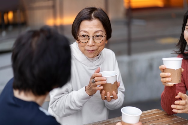 Photo gratuite amis d'âge moyen s'amusant au café